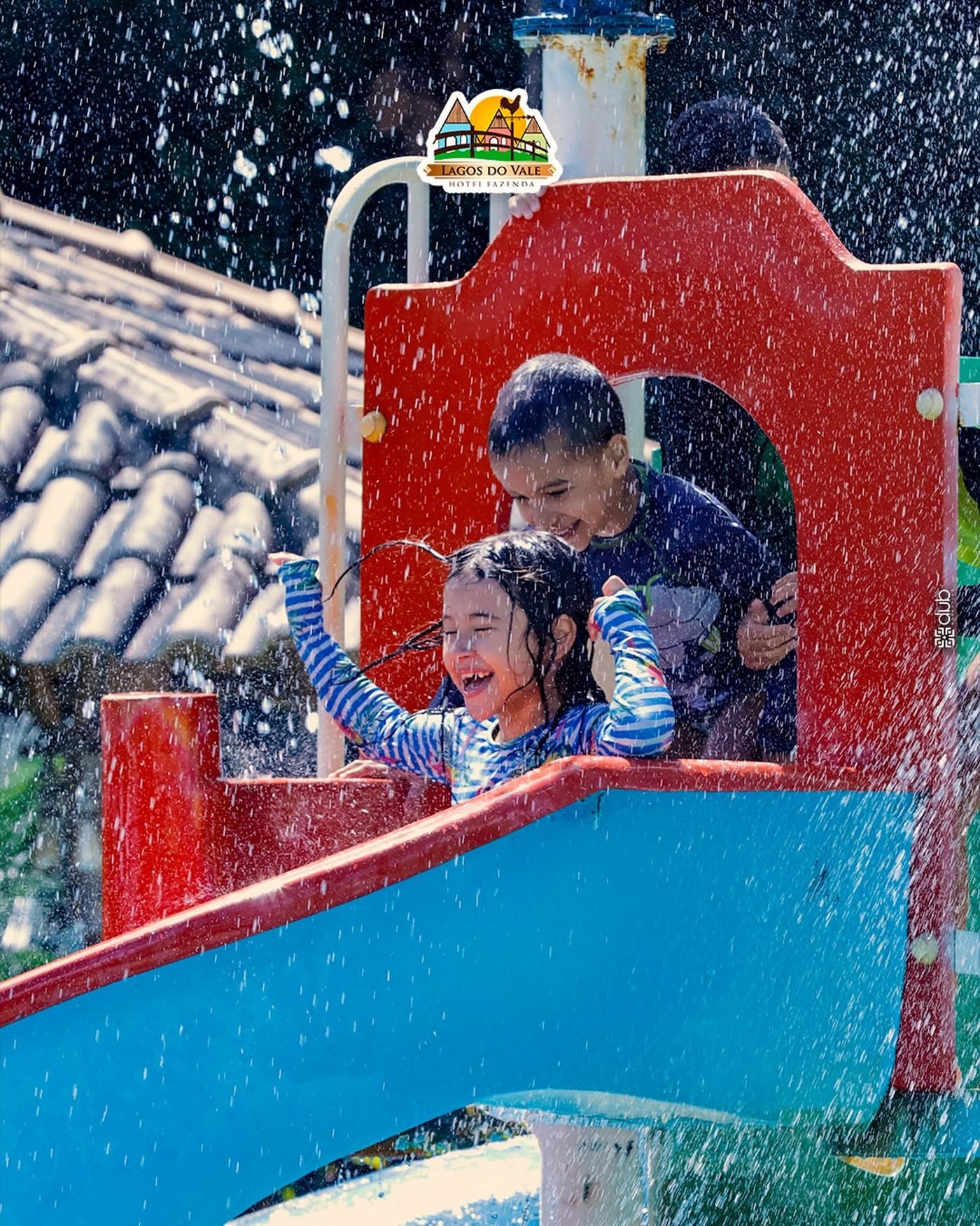 Crianças no toboágua do parque aquático
