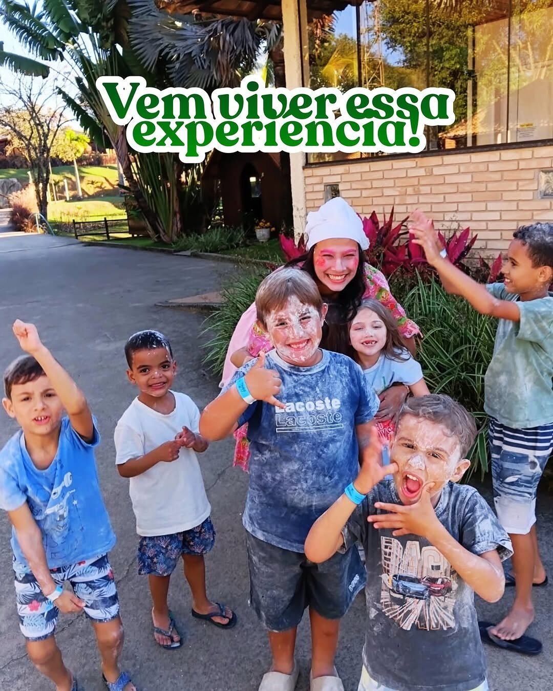 Crianças na recreação com monitores